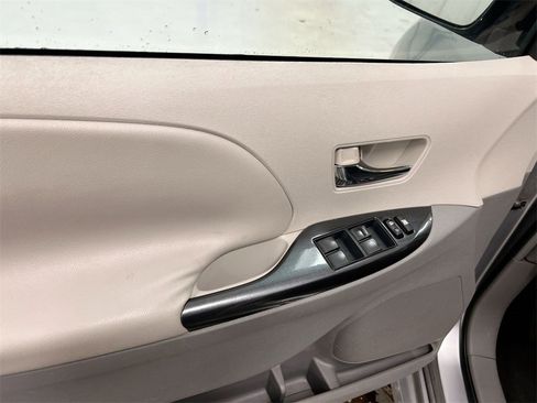 Used 2011 Toyota Sienna SE image 20