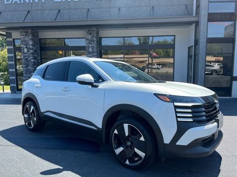 Used 2025 Nissan Kicks SR image 3