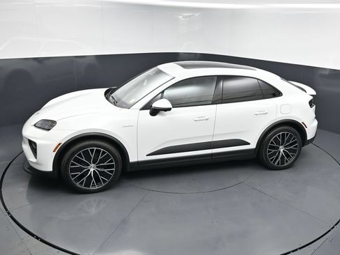 New 2026 Porsche Macan 4 Electric AWD/4WD image 13