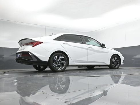 Used 2025 Hyundai Elantra SEL FWD image 43