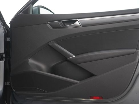 Used 2017 Volkswagen Passat 1.8T R-Line image 9