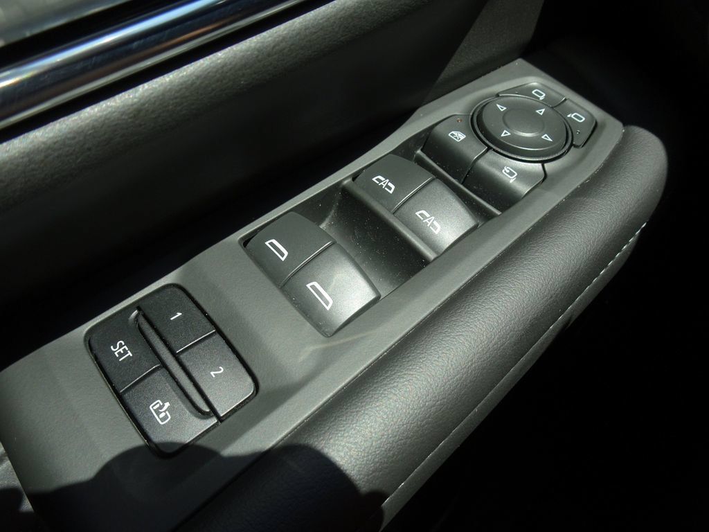 Used 2022 Chevrolet Tahoe LT w/ Luxury Package AWD/4WD image 24