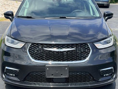 Used 2023 Chrysler Pacifica Touring-L FWD image 2