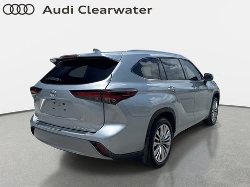 Used 2025 Toyota Highlander Platinum AWD/4WD image 4