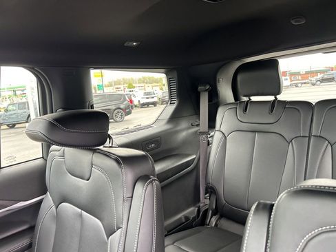 Used 2025 Jeep Grand Cherokee L Limited w/ Black Appearance Package image 18