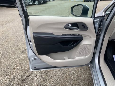 Used 2023 Chrysler Pacifica Touring-L FWD image 11