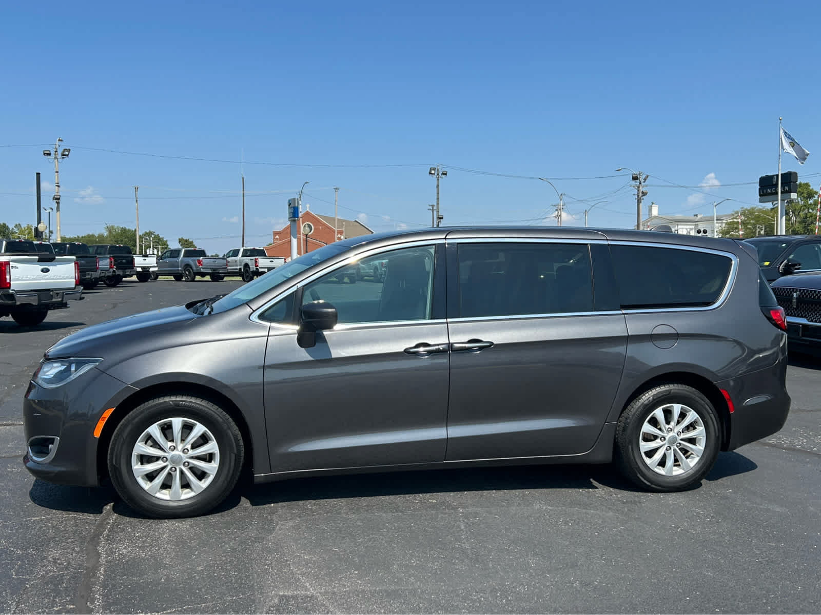 Used 2018 Chrysler Pacifica Touring Plus FWD image 1