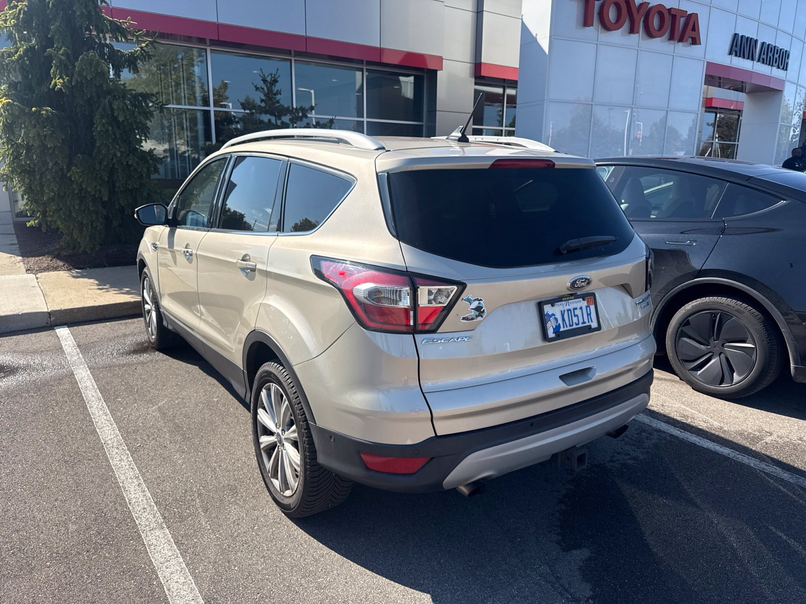 Used 2018 Ford Escape Titanium w/ Ford Safe & Smart Package AWD/4WD image 8