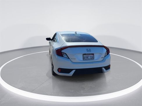 Used 2019 Honda Civic Touring image 10