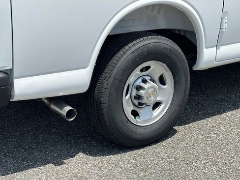 New 2025 Chevrolet Express 3500 Work Van w/ Driver Convenience Package image 31