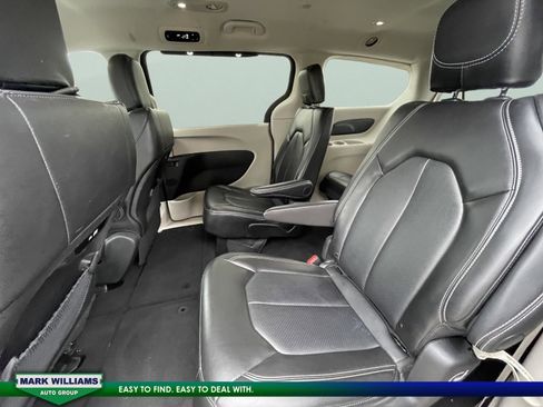 Used 2024 Chrysler Pacifica Touring-L image 29