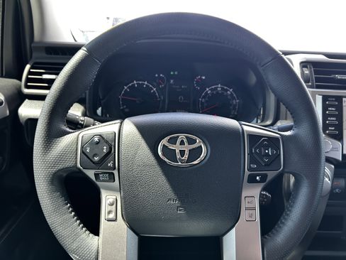 Used 2022 Toyota 4Runner SR5 Premium w/ Moonroof Package AWD/4WD image 17