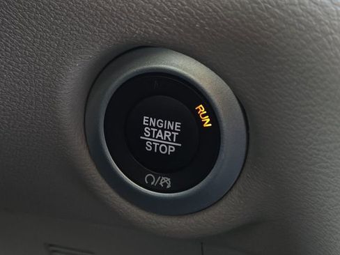 Used 2024 Chrysler Pacifica Touring-L image 24