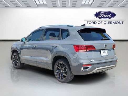 Used 2023 Volkswagen Taos SE w/ Panoramic Sunroof Package FWD image 3