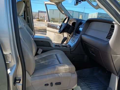 Used 2017 Lincoln Navigator L Select image 20