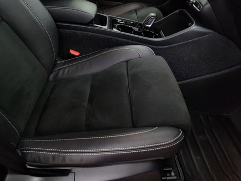 Used 2022 Volvo XC40 T5 R-Design image 13