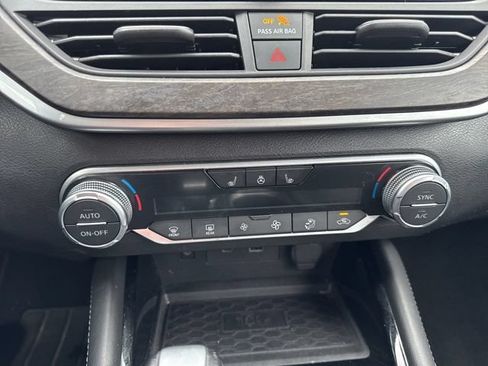 Used 2023 Nissan Altima 2.5 SL FWD image 14