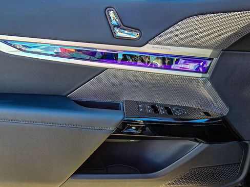 Used 2025 BMW 740i xDrive image 11