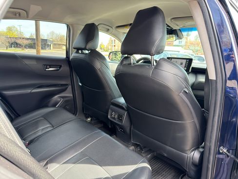 Used 2021 Toyota Venza LE w/ Carpet Mat Package (TMS) image 21