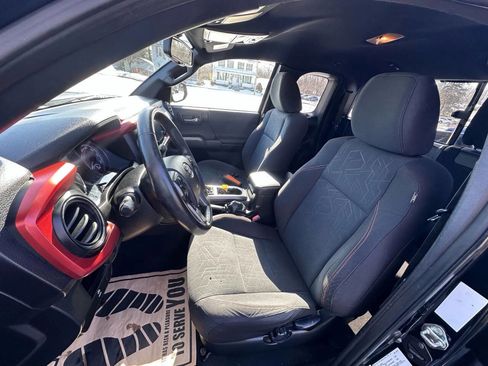 Used 2016 Toyota Tacoma TRD Sport image 9