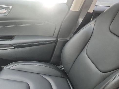 Used 2018 Ford Edge Titanium w/ Technology Package AWD/4WD image 17