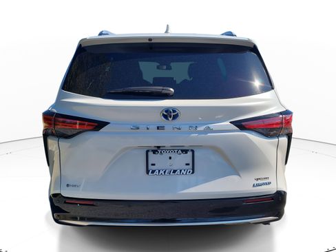 Used 2025 Toyota Sienna Limited image 6