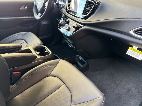 New 2026 Chrysler Pacifica Select image 16