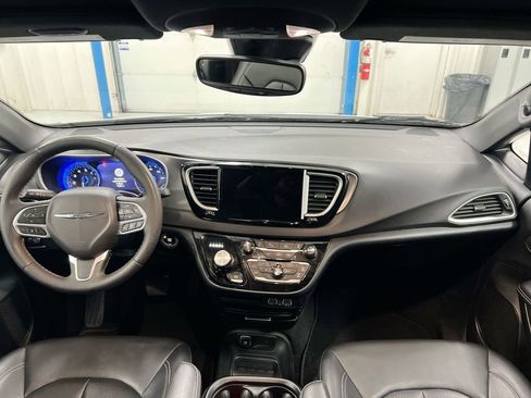 Used 2025 Chrysler Pacifica Select FWD image 10