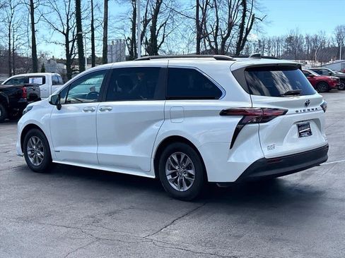 Used 2021 Toyota Sienna XLE image 26