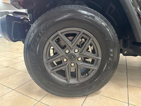 Used 2024 Jeep Gladiator Sport AWD/4WD image 3