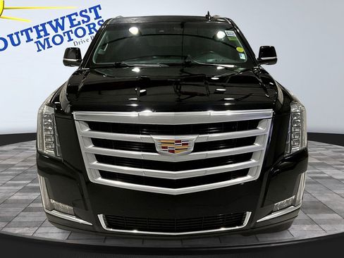 Used 2018 Cadillac Escalade Luxury image 2