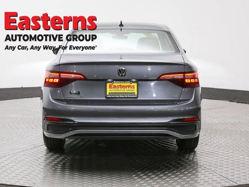 Used 2024 Volkswagen Jetta SE image 6