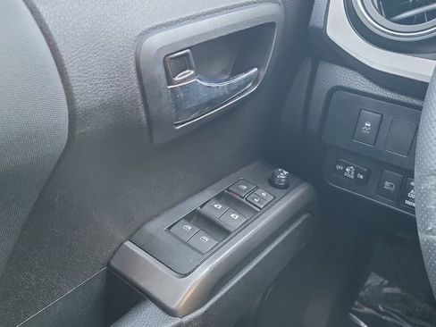 Used 2021 Toyota Tacoma TRD Sport image 19