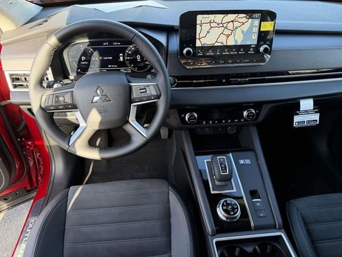 New 2025 Mitsubishi Outlander SE image 8