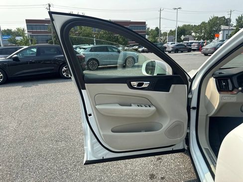 Used 2019 Volvo XC60 T6 Momentum w/ Multimedia Package AWD/4WD image 19