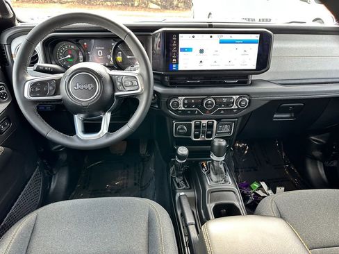 Used 2025 Jeep Wrangler Unlimited Sahara image 16