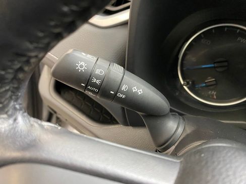 Used 2022 Toyota RAV4 XLE Premium image 33