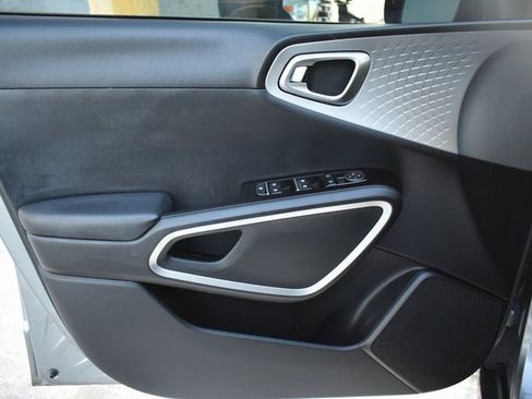 Used 2023 Kia Soul LX image 14