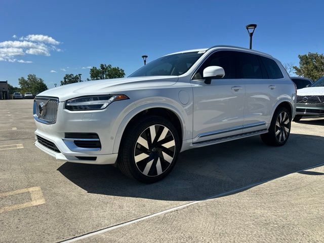 Certified 2025 Volvo XC90 T8 Plus AWD/4WD image 4