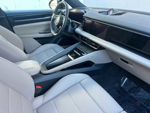 New 2025 Porsche Macan Electric image 17