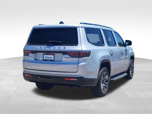 Used 2025 Jeep Wagoneer 4WD image 5