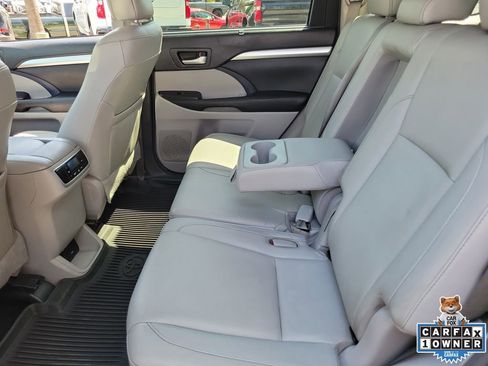 Used 2017 Toyota Highlander XLE FWD image 14