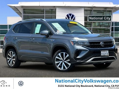 Used 2023 Volkswagen Taos SE FWD image 1