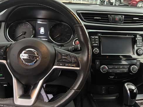 Used 2017 Nissan Rogue SV AWD/4WD image 11