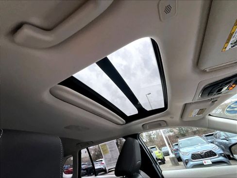 Certified 2023 Toyota Corolla Cross XLE image 22