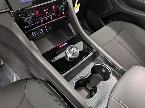 Used 2024 Jeep Grand Cherokee Limited w/ Luxury Tech Group II image 14