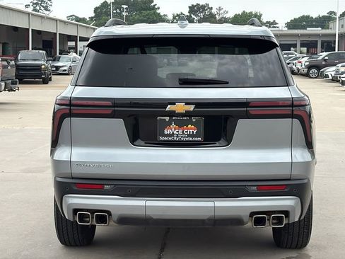 Used 2026 Chevrolet Traverse LT FWD image 4