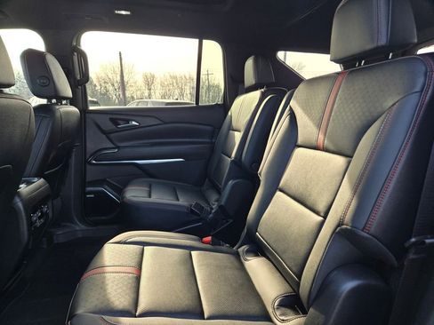 Used 2025 Chevrolet Traverse RS image 27