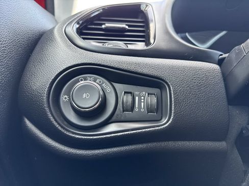 Used 2019 Jeep Renegade Altitude w/ Quick Order Package 2XM AWD/4WD image 23