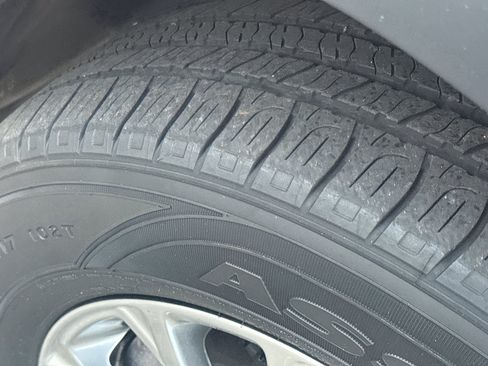 Used 2019 Jeep Cherokee Latitude Plus w/ Cold Weather Group AWD/4WD image 9